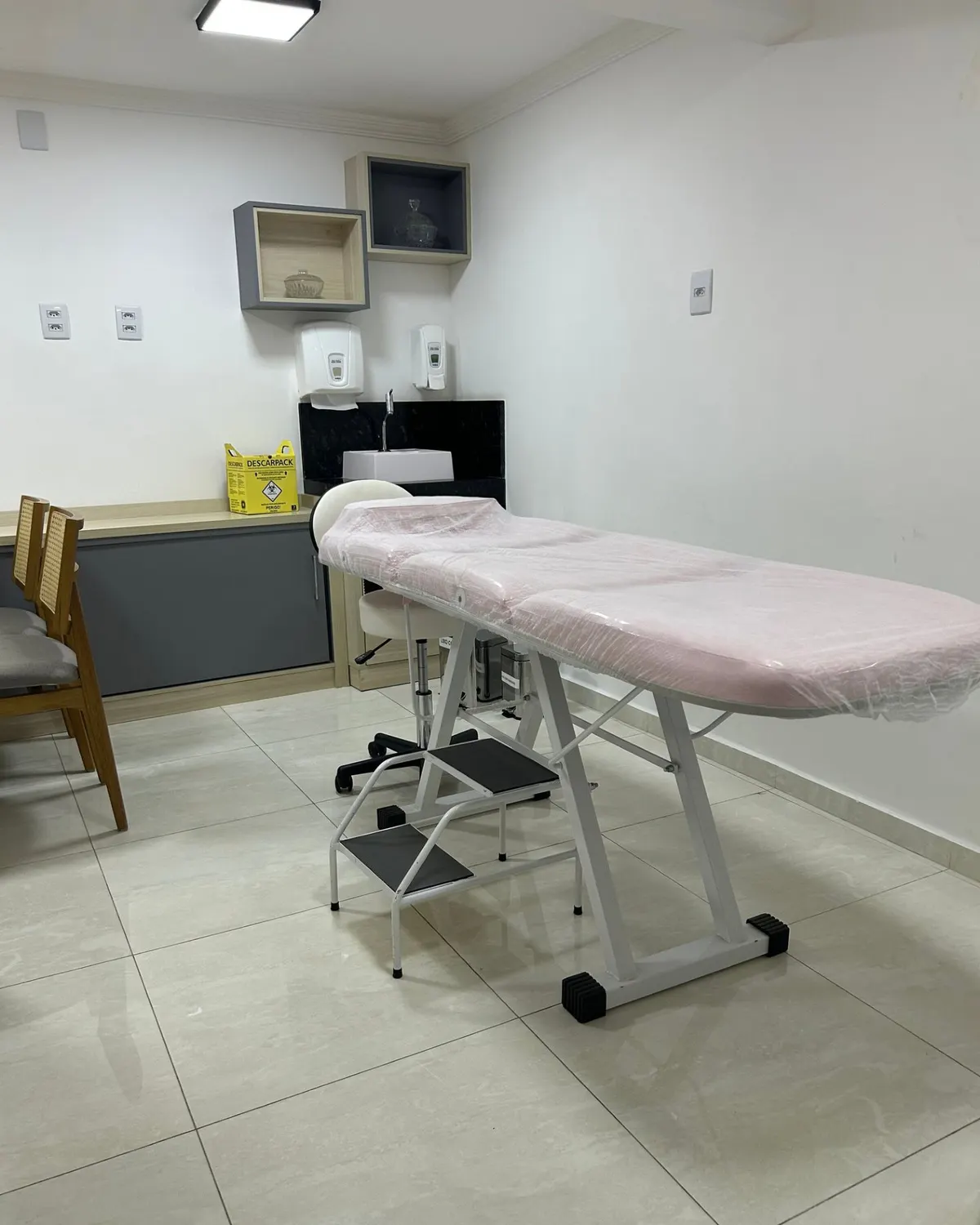 Consultório com maca e pia para aluguel em Petrolina - PE
