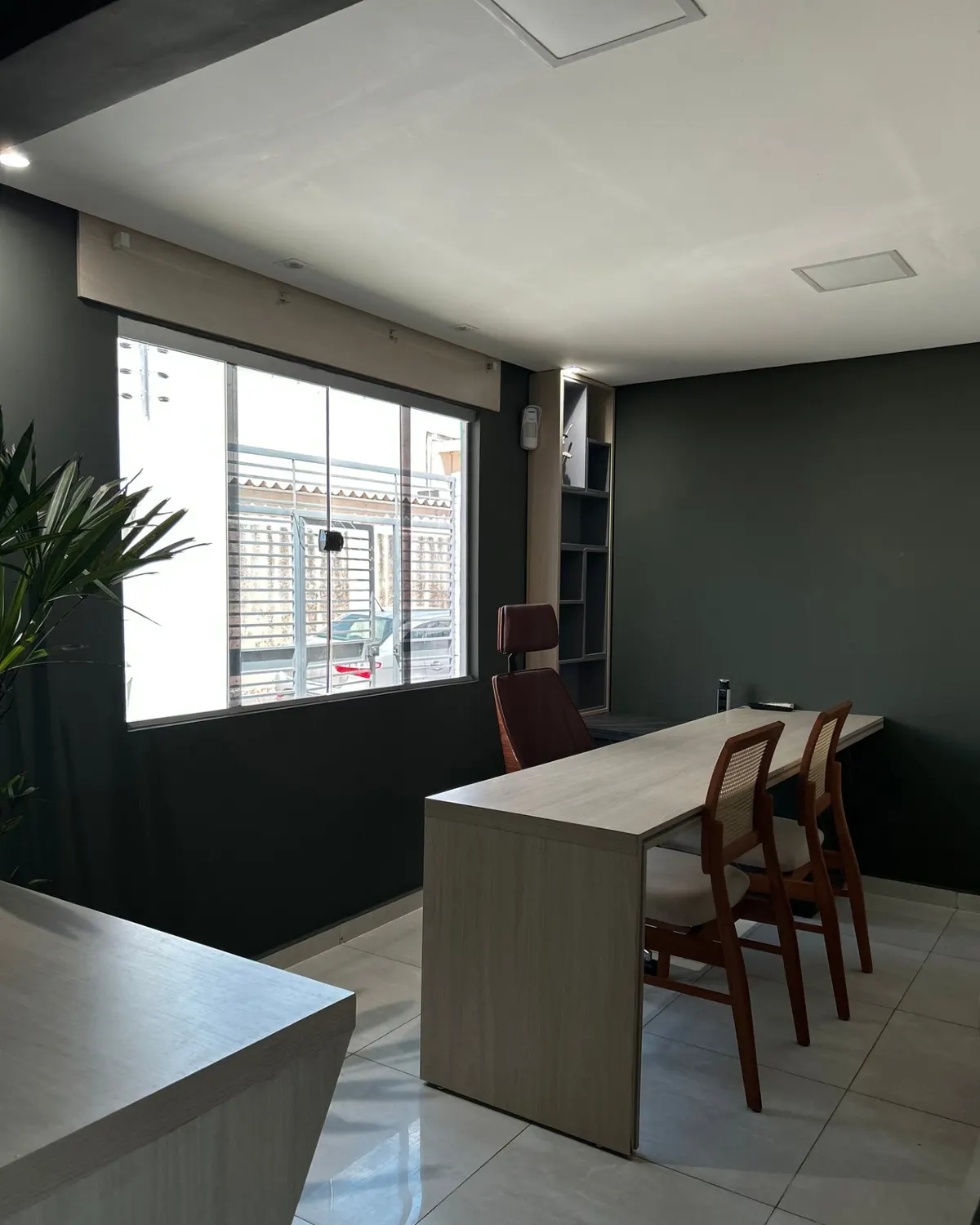 Sala executiva para aluguel em Petrolina - PE com janela ampla e mesa de atendimento
